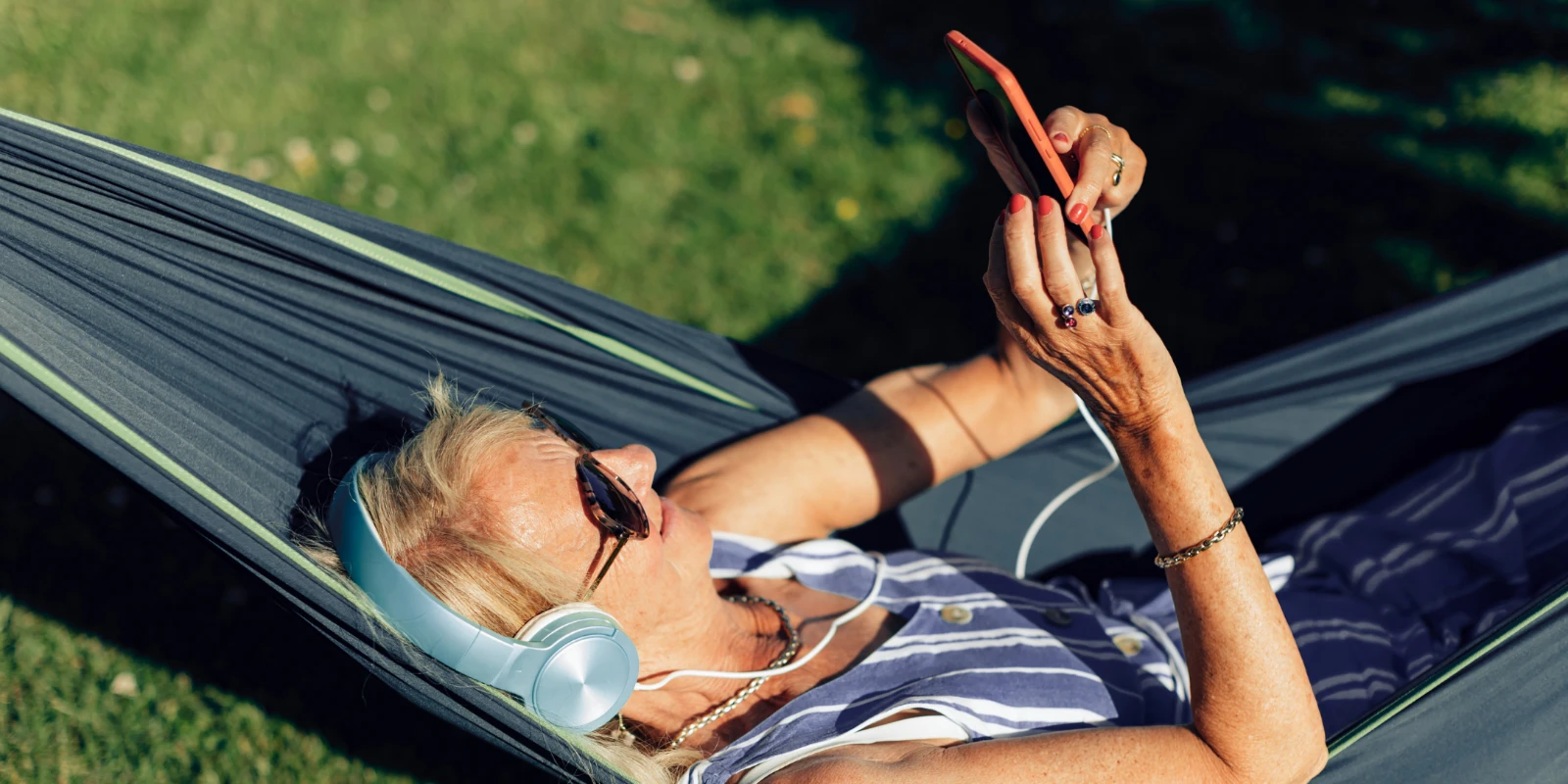 Person enjoying spring outdoors while managing asthma and breathing comfortably.