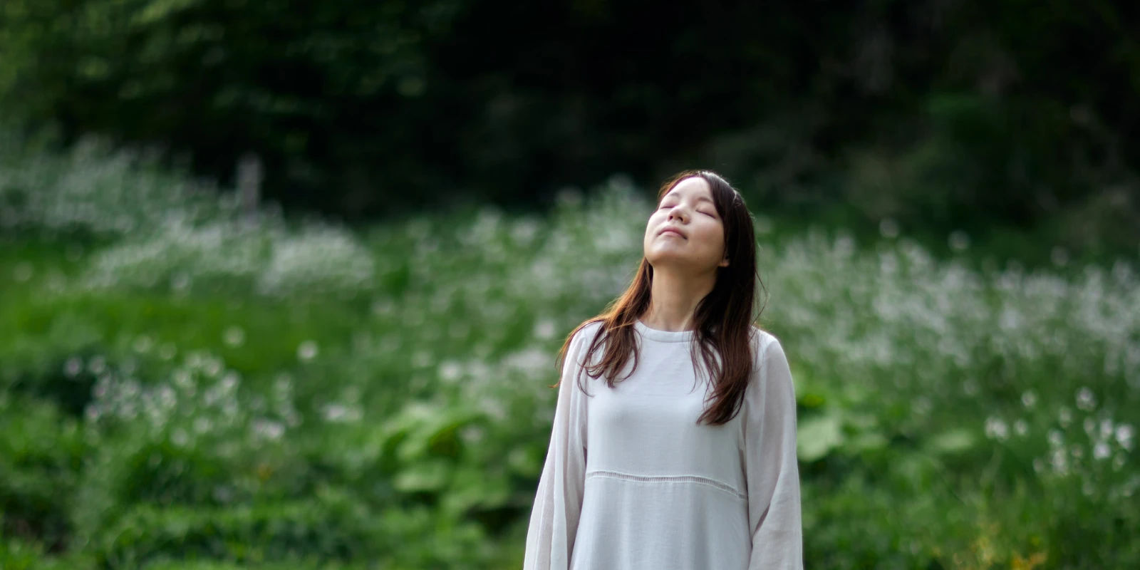 Eine Asthmapatientin, die selbstbewusst und ohne Angst atmet.