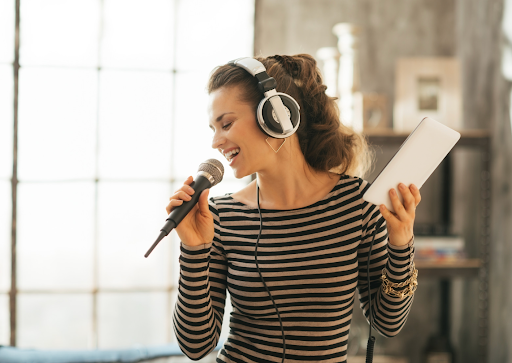 Frau in Musiktherapie zeigt, wie kreativer Ausdruck die psychische Gesundheit bei COPD unterstützt.