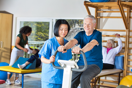 Älterer Mann trainiert auf Heimtrainer, was die Rolle der pulmonalen Rehabilitation bei COPD betont.