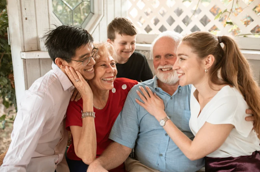 Eine mehrgenerationale Familie, die sich umarmt und lächelt, betont die Bedeutung familiärer Unterstützung bei COPD.