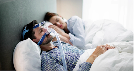 Mann mit Sauerstoffmaske, liegend auf einem Bett, zeigt den Bedarf an Sauerstofftherapie bei COPD-Patienten in Ruhe.