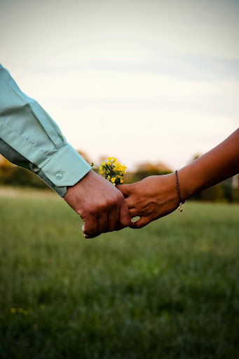 Menschen halten Hände Sex mit Atemnot