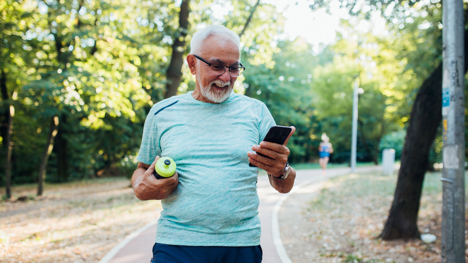 Älterer Erwachsener überwacht seine Atemwegsgesundheit und Symptome auf dem Smartphone
