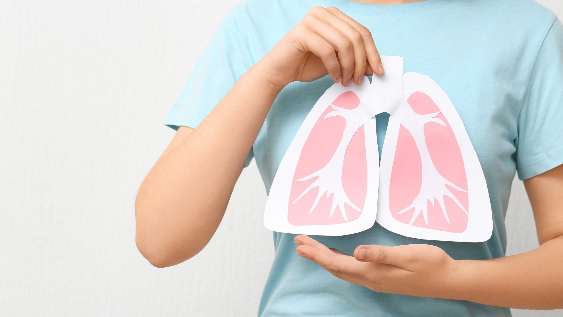 Person explaining the risk factors for lung cancer disease and its causes