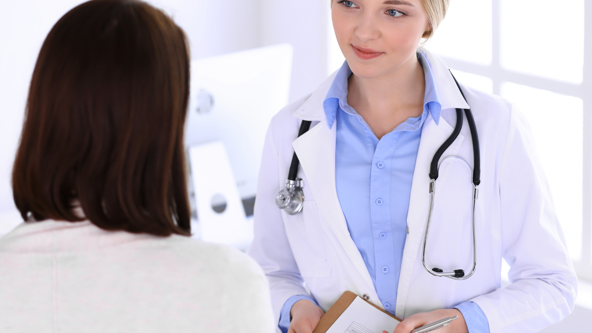Adult speaking with a doctor about early lung cancer detection in a calm medical setting.