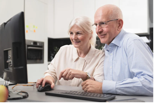 Ein älteres Paar lernt am Computer über COPD-Selbstmanagement und betont die Bedeutung von Wissen.