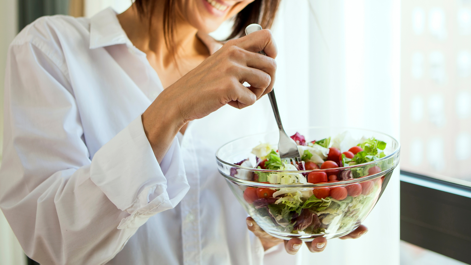 Person isst farbenfrohes mediterranes Essen als Teil einer ausgewogenen Mahlzeit zur Unterstützung der Atemwegsgesundheit.