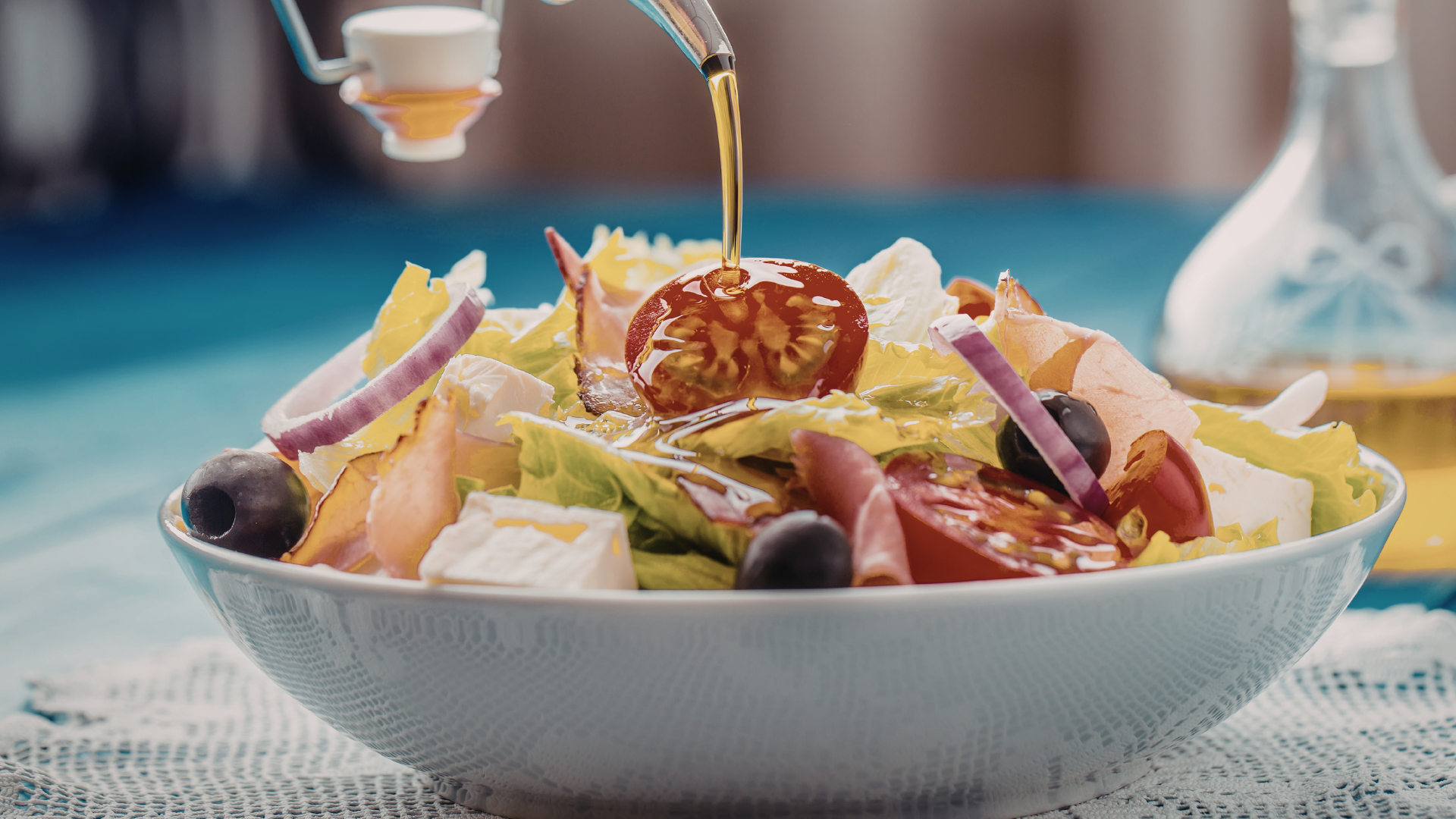 Frische mediterrane Mahlzeit mit Gemüse, Olivenöl, Hülsenfrüchten und Fisch zur Unterstützung der Lungengesundheit.
